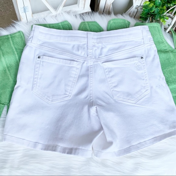 Highwaisted Shorts - Picture 2 of 6